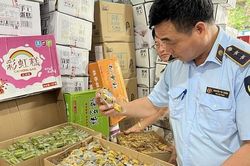 Thu mua 5.000 chiếc bánh trung thu trôi nổi về bán kiếm lời
