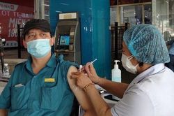 Người dân TP.HCM đi tiêm vaccine phòng COVID-19 tăng đột biến