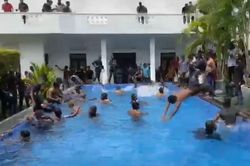 Người biểu tình nô đùa sau khi xông vào nhà tổng thống Sri Lanka