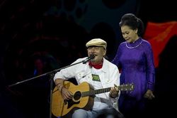 Nhạc sĩ Trần Tiến bất ngờ đệm guitar và hát cùng Khánh Ly
