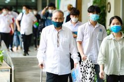 Ông nội và cháu cùng tham gia kỳ thi tốt nghiệp THPT năm 2022
