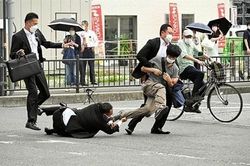 Cảnh sát Nhật Bản làm rõ động cơ của đối tượng tấn công ông Abe