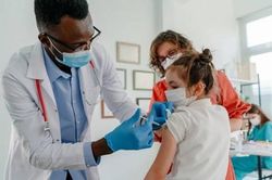 Thế giới Thế giới FDA Mỹ cấp phép đầy đủ cho vaccine COVID-19 của Pfizer để tiêm chủng cho lứa tuổi 12 - 15