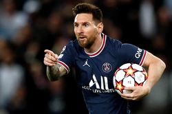 Messi đe dọa rời PSG nếu mua Ronaldo