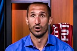 Phản ứng của Chiellini khi Bale trở thành đồng đội