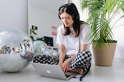 Có thu nhập từ năm lớp 10 nhờ đam mê viết lách