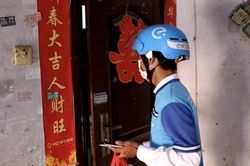 Shipper Trung Quốc nhận tin trúng tuyển thạc sĩ khi đang giao hàng