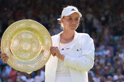 Wimbledon 2022 bị chế nhạo sau khi tay vợt gốc Nga vô địch