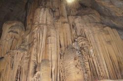 Động Thiên Long - Điểm du lịch kỳ thú ở Cát Hải