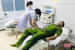 Chiến sỹ nghĩa vụ Trại tạm giam Công an Hà Tĩnh hiến máu cứu người