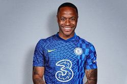 Man City đồng ý bán Sterling cho Chelsea giá 45 triệu bảng