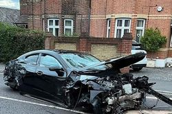 Mercedes vọt lên không trung lao xuống đâm nát xe Volvo