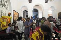 Tổng thống Sri Lanka từ chức khi cả nước chìm trong khủng hoảng