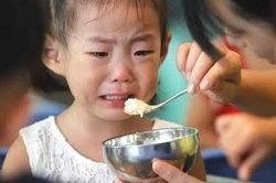 Bé gái 5 tuổi ngực bắt đầu phát triển do dậy thì sớm, thủ phạm là 3 loại thực phẩm mà bố mẹ nào cũng đã từng cho con ăn ít nhất 1 lần
