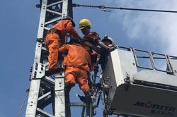Đà Nẵng: Công nhân bị điện giật bỏng nặng, mắc kẹt trên cột điện