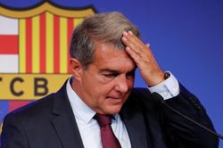 Chủ tịch Barca chịu chỉ trích vì tham vọng mua Lewandowski