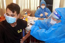 Số mắc mới tăng nhẹ, gần 235.765.000 liều vaccine Covid-19 đã được tiêm