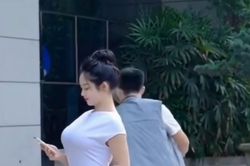 Diện đồ ôm sát, cô gái khiến người đi đường gặp nạn