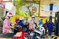 Người Hà Nội đổ xô mua xăng đầy bình