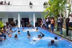 Người biểu tình Sri Lanka cố thủ bên trong dinh Tổng thống