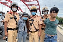 Cảnh sát giao thông truy đuổi, bắt đôi nam nữ nghi trộm xe máy