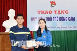 Trao tặng Huy hiệu Tuổi trẻ dũng cảm cho Binh nhì Quan Ngọc Hoàng