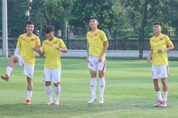 Mặc CĐV Indonesia quá khích quậy phá, U19 Việt Nam tập bình thường