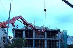 Gãy cần trục vòi phun bê tông, ít nhất 3 người thương vong