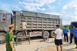 Cắt thùng, giám sát xe tải hoạt động tại địa bàn giáp ranh