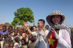 Hoa hậu Thùy Tiên trồng cam cạnh giếng nước sạch tặng người dân Angola