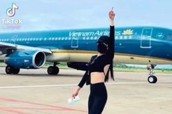 Xác minh Tiktoker tạo dáng trên đường băng khi máy bay đang di chuyển