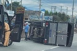 Ôtô tải lật ngang trên quốc lộ sau va chạm với xe khách