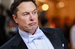 Elon Musk khuyên ông Trump 'về vườn'