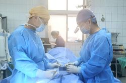 Phẫu thuật tinh hoàn cho nam thanh niên nhiễm HIV