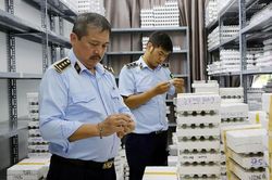 Hà Nội: Triệt phá cơ sở 'hô biến' kính áp tròng Trung Quốc thành hàng 'Korea'