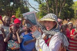 Hoa hậu Thùy Tiên được người dân Angola vây quanh hò reo khi mang nước sạch về bản nghèo châu Phi