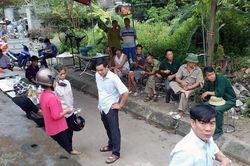 Người đàn ông sang nhà hàng xóm hung hãn vung dao, 4 người thương vong