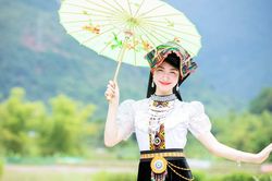 Hòa Minzy hóa cô gái Mai Châu, duyên dáng trong bộ trang phục dân tộc Thái