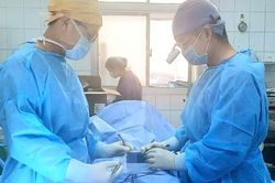 Dẫm phải kim tiêm, chàng trai 20 tuổi bị nhiễm HIV