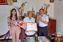 Đạ Tẻh: Trao Huy hiệu 60 năm tuổi Đảng trước thời hạn cho 2 đảng viên