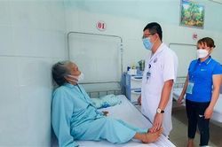 Dùng thủ thuật 'Đổ xi măng' sinh học để điều trị bệnh nhân thoái hóa đốt sống đĩa đệm