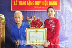 Đồng chí Lê Thị Kim Dung, Phó Bí thư Thường trực Tỉnh ủy, Chủ tịch HĐND tỉnh trao Huy hiệu Đảng tại huyện Sơn Dương