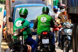 Trước 18/7, Grab phải 'giải trình' rõ việc thu hàng loạt phụ phí: 'Nắng nóng', 'kẹt xe', 'mưa lớn'…