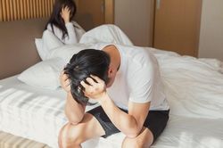 Tắm cho mẹ yếu bệnh, chàng trai lại bị bạn gái mắng, chia tay