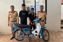 Yên Bái: 2 thanh niên đi xe máy đánh võng trêu ngươi công an