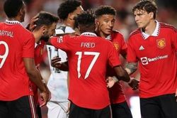 Man Utd: Trận thắng đầu của HLV ten Hag; Barca nhờ trả lương De Jong; PSG không chắc mua Ronaldo