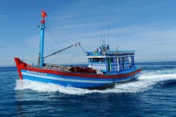 Tàu cá cùng 18 người mất liên lạc trên biển