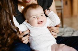 Tại sao không nên cù trẻ em để gây cười?