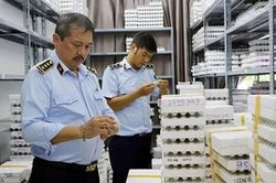 Phát hiện cơ sở 'phù phép' kinh áp tròng Trung Quốc thành hàng nhãn hiệu Hàn Quốc