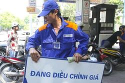Giá xăng dầu: giảm thuế 1.000 đồng, nhưng thu lại quỹ 950 đồng!